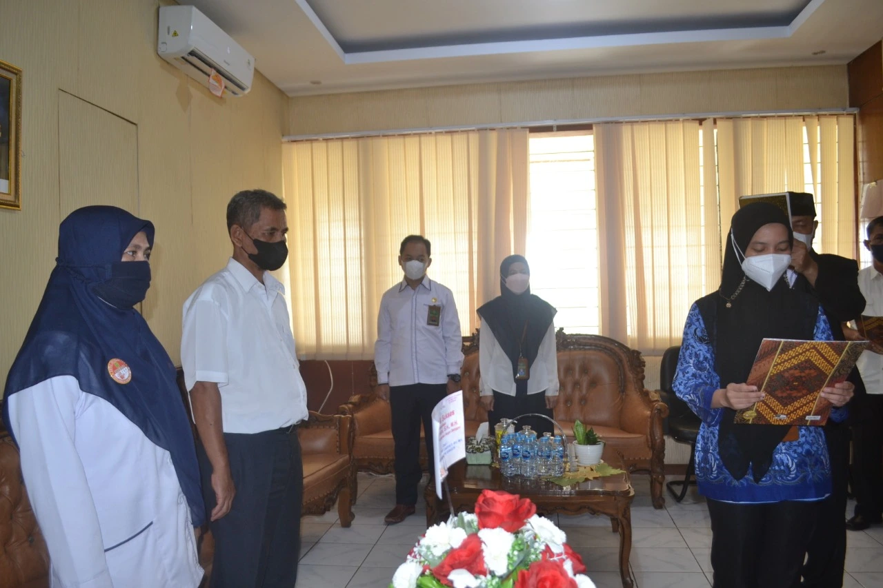 Pembacaan Pakta Integritas oleh yang disumpah Siti Auliati Agustina, A.Md.T.