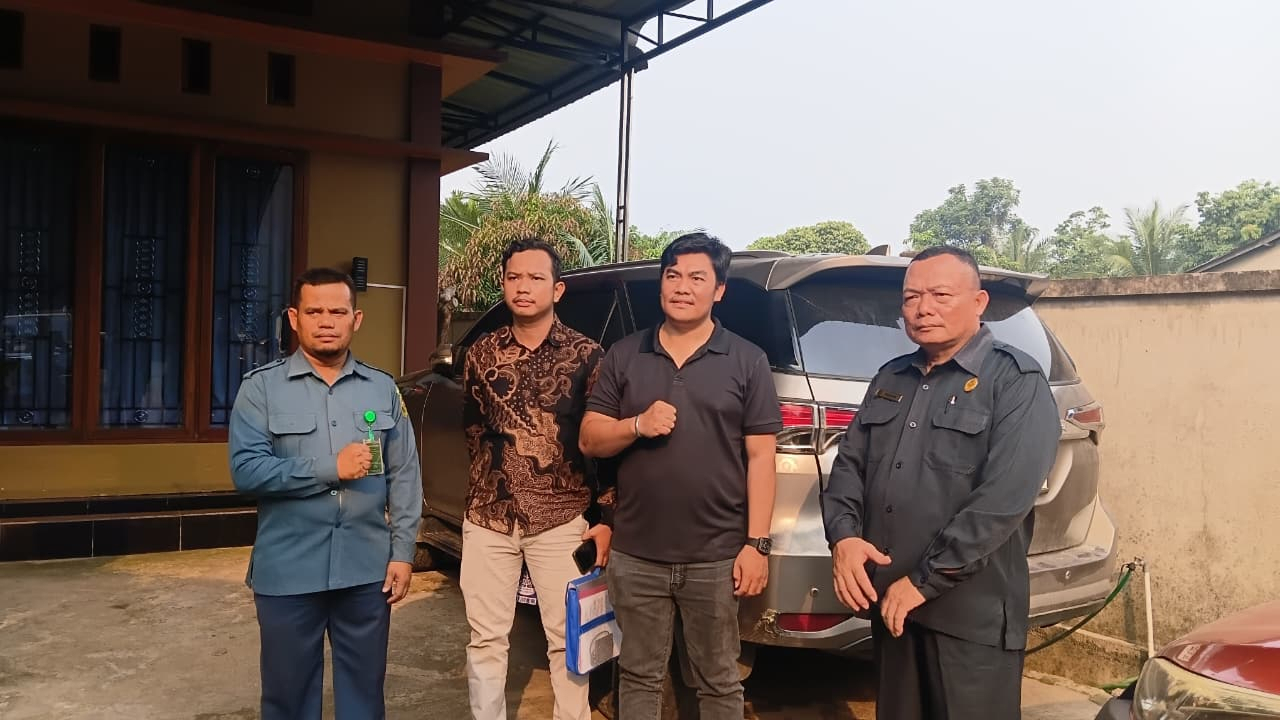 Tim Juru Sita PN Sanggau Alexander Sinaga, S.H. bersama Plh. Panitera Warsidik, S.H. berfoto bersama dengan objek sita jaminan fidusia berupa kendaraan Toyota All New Fortuner, 18 September 2026