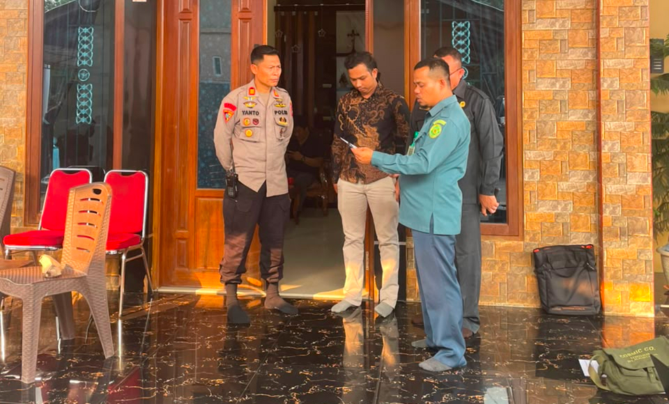 Juru Sita PN Sanggau membacakan isi Penetapan Nomor 1/Pdt.Eks.Fds/2026/PN Sag di hadapan para pihak di lokasi eksekusi, Kecamatan Sekadau Hilir
